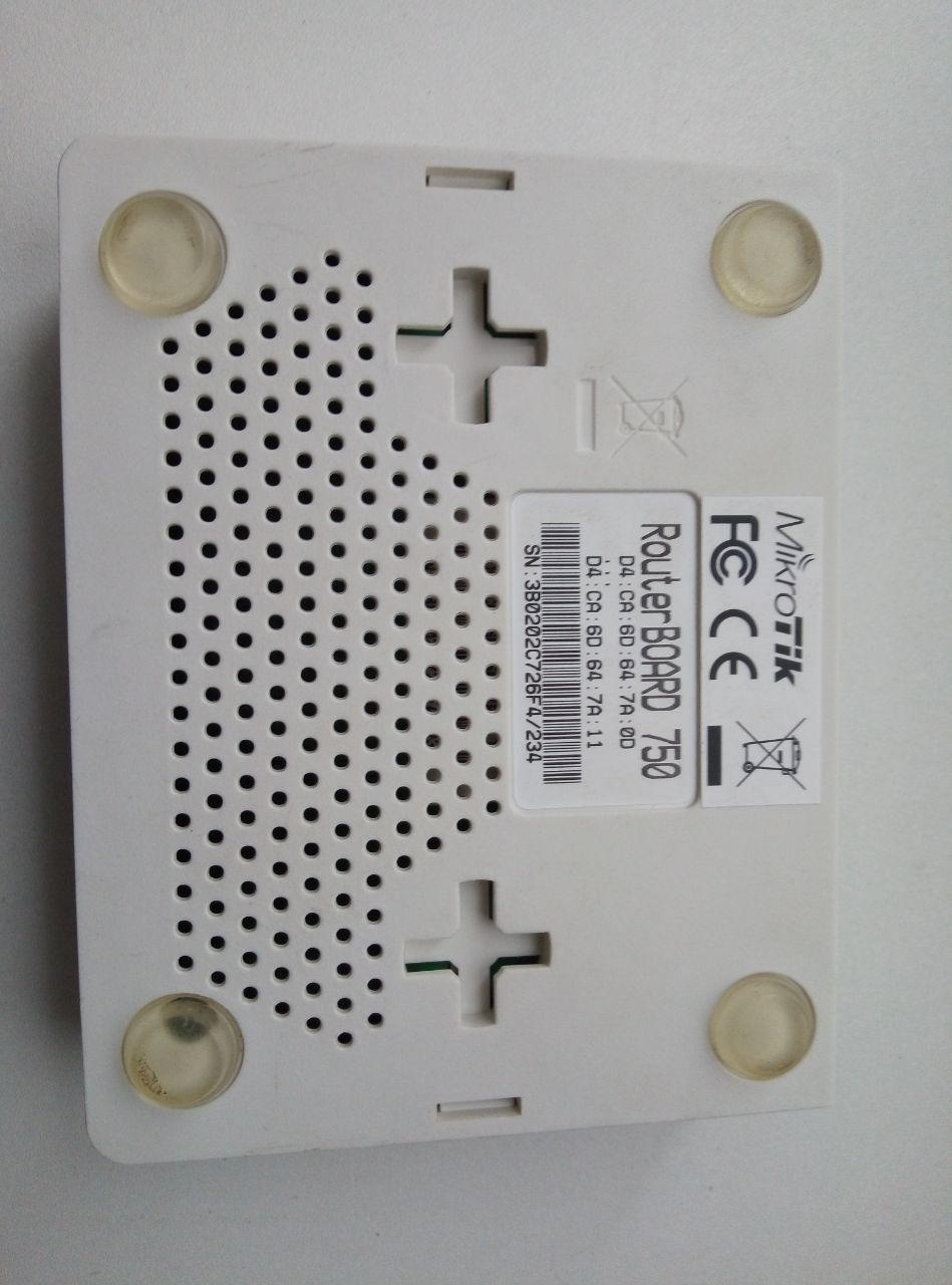 Маршрутизатор (роутер) Mikrotik RouterBoard 750 (RB750)