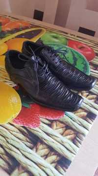 Czarne buty pantofle r. 38 dla chłopca skóra ekologiczna