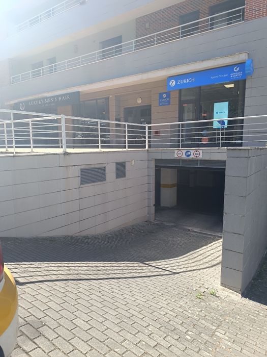 Garagem com estacionamento