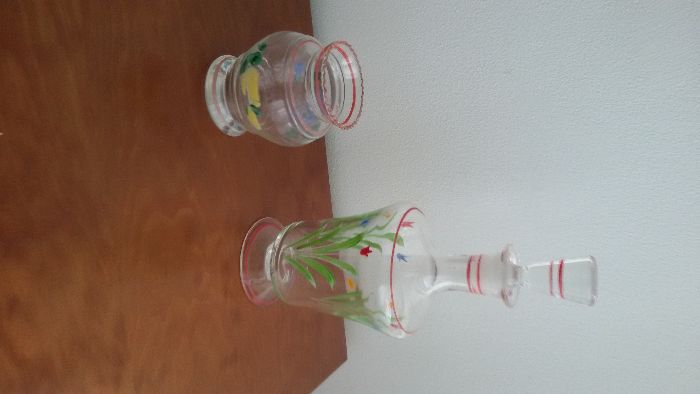 Garrafa e jarra em vidro antigo e decorado