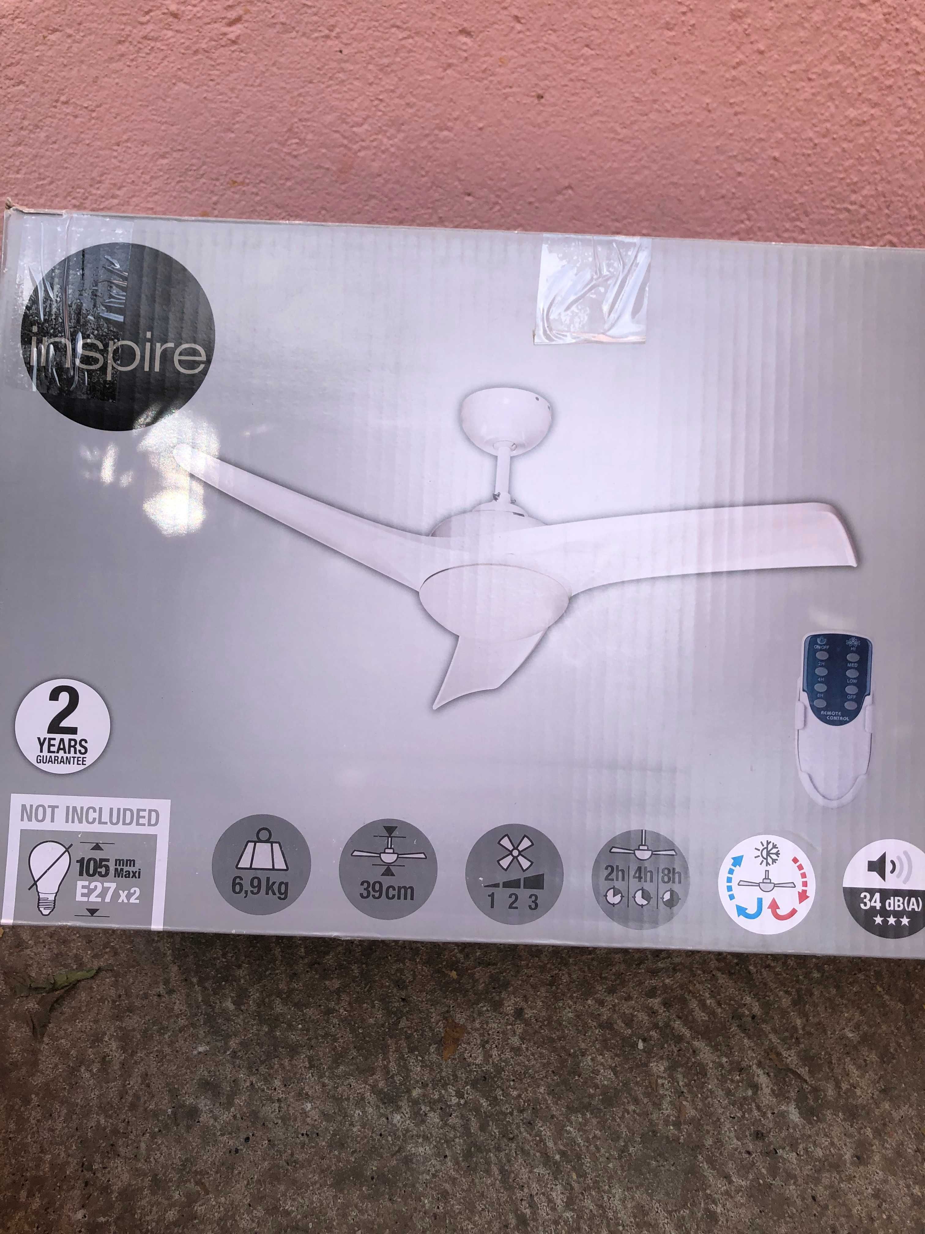 Ventoinha de teto com iluminação incluída