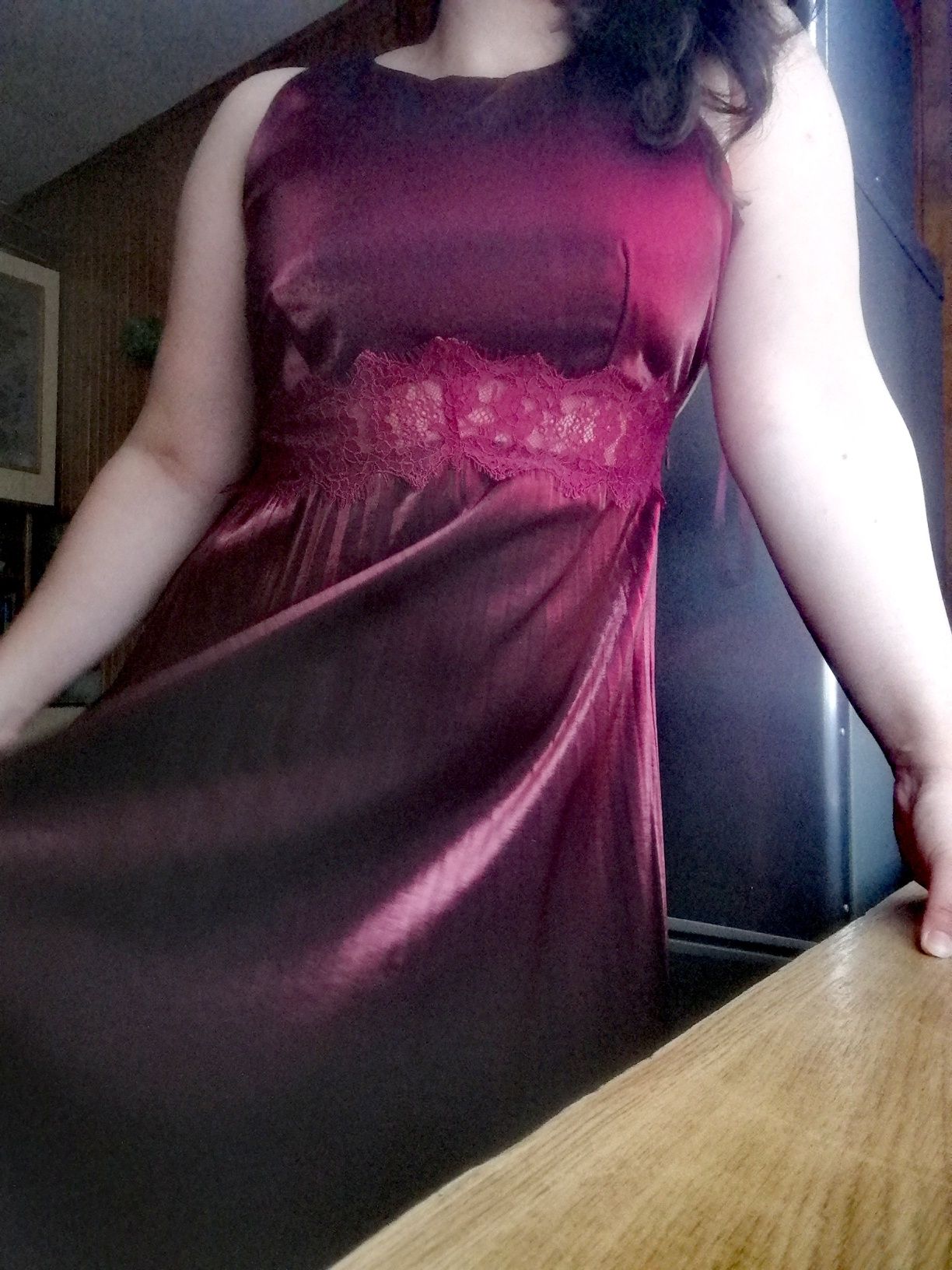 Piękna połyskująca burgundowa suknia, rozmiar 40