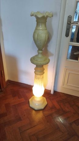Coluna de mármore com luz