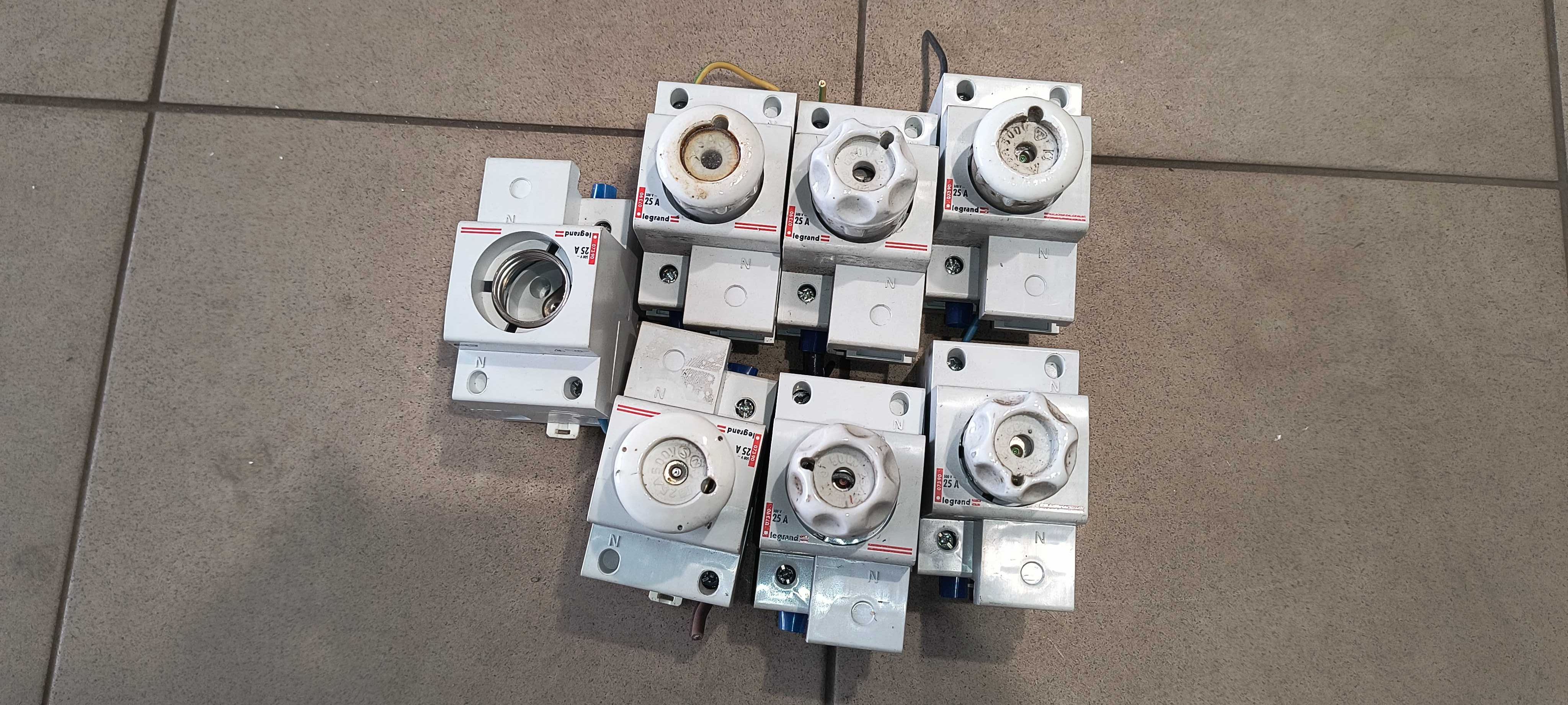 Gniazdo bezpiecznikowe Legrand 25 A 500V 0073 90