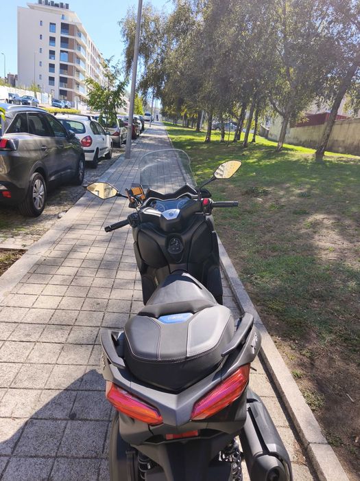 YAMAHA XMAX 300  de 2023, apenas com 11.045 Kms