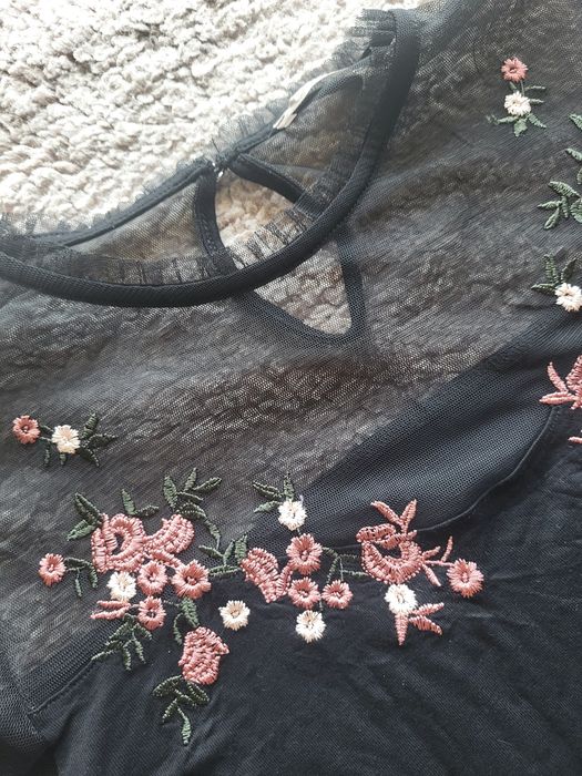 Elegancka bluzka z haftem i tiulem r M