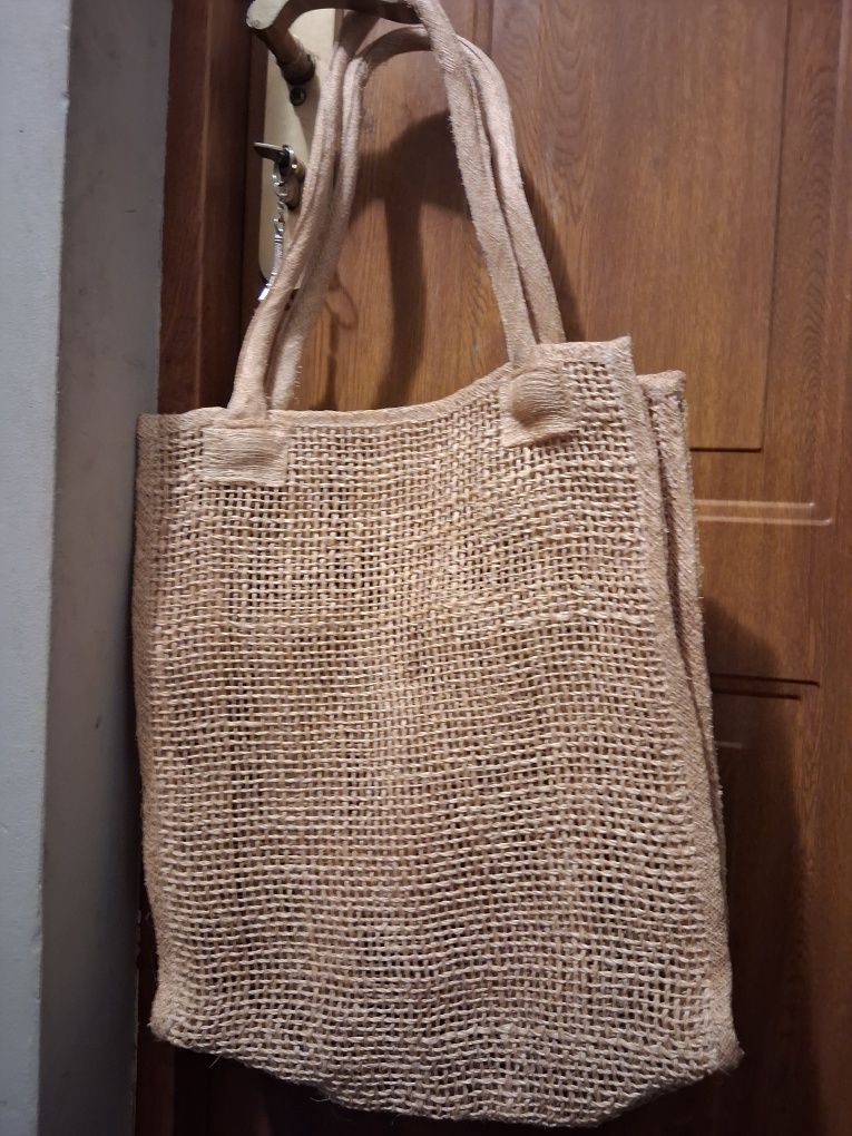 Torba na ramię a la sznurek.