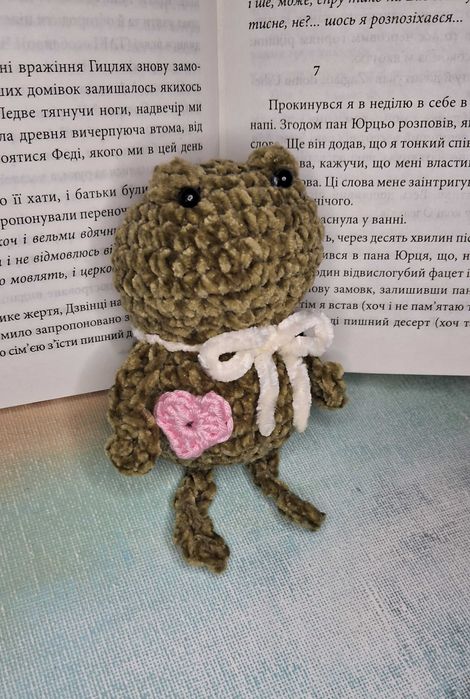 Prezent na walentynki pluszowa żabka walentynka amigurumi na szydełku