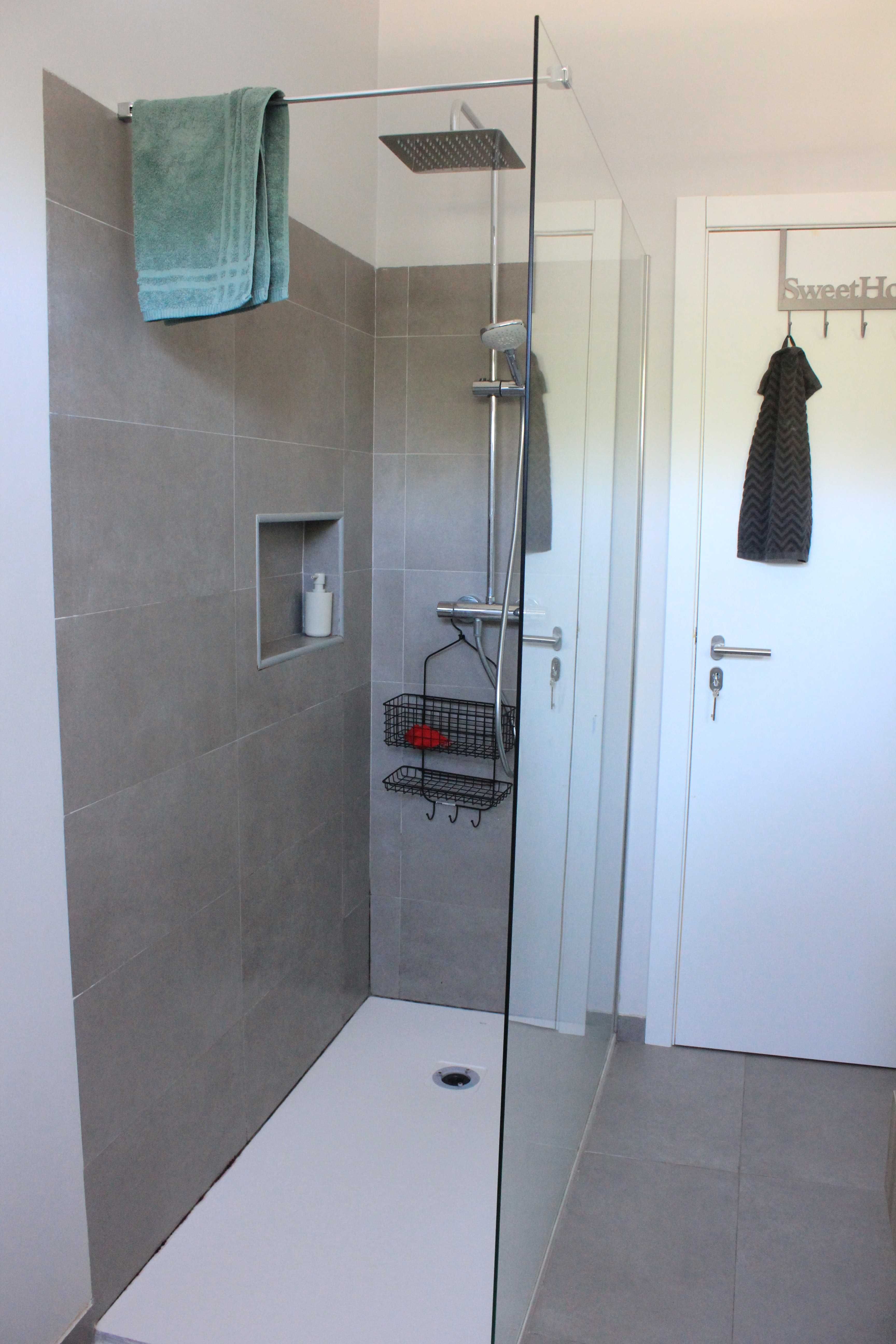 Quarto (solteiro com cama de casal) em apartamento remodelado