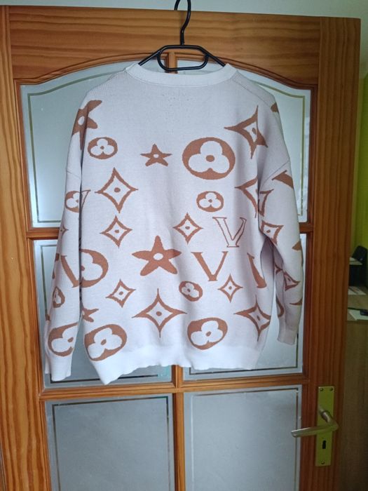 Biały sweter we wzory