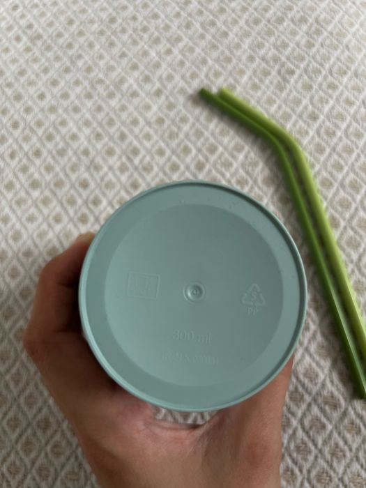 Trzy plastikowe kubki 300ml i dwie słomki metalowe