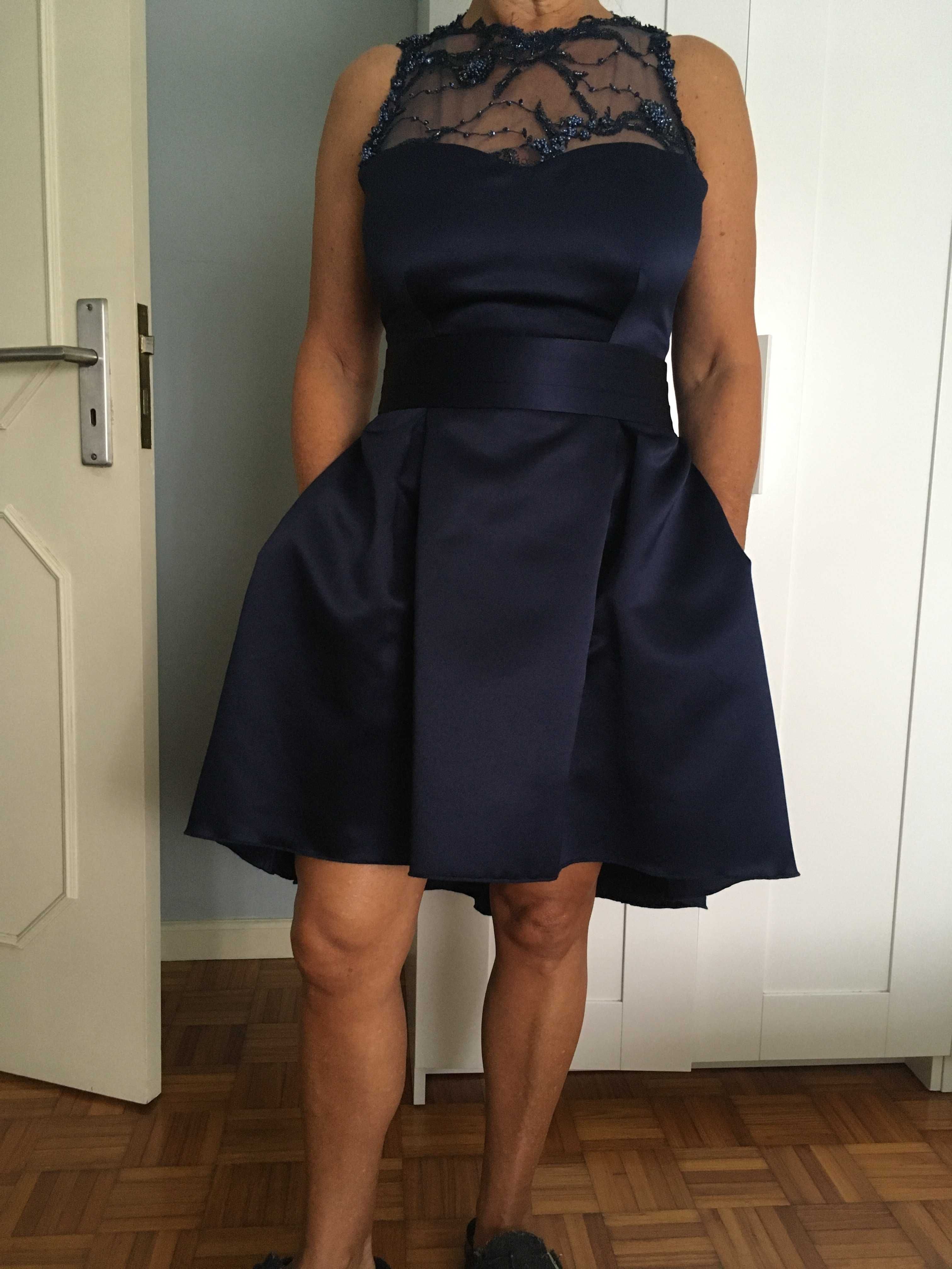 Vestido de cerimónia azul de seda e renda de qualidade.