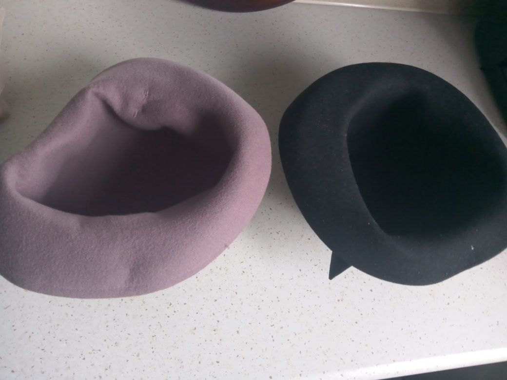Dwa kapelusze damskie