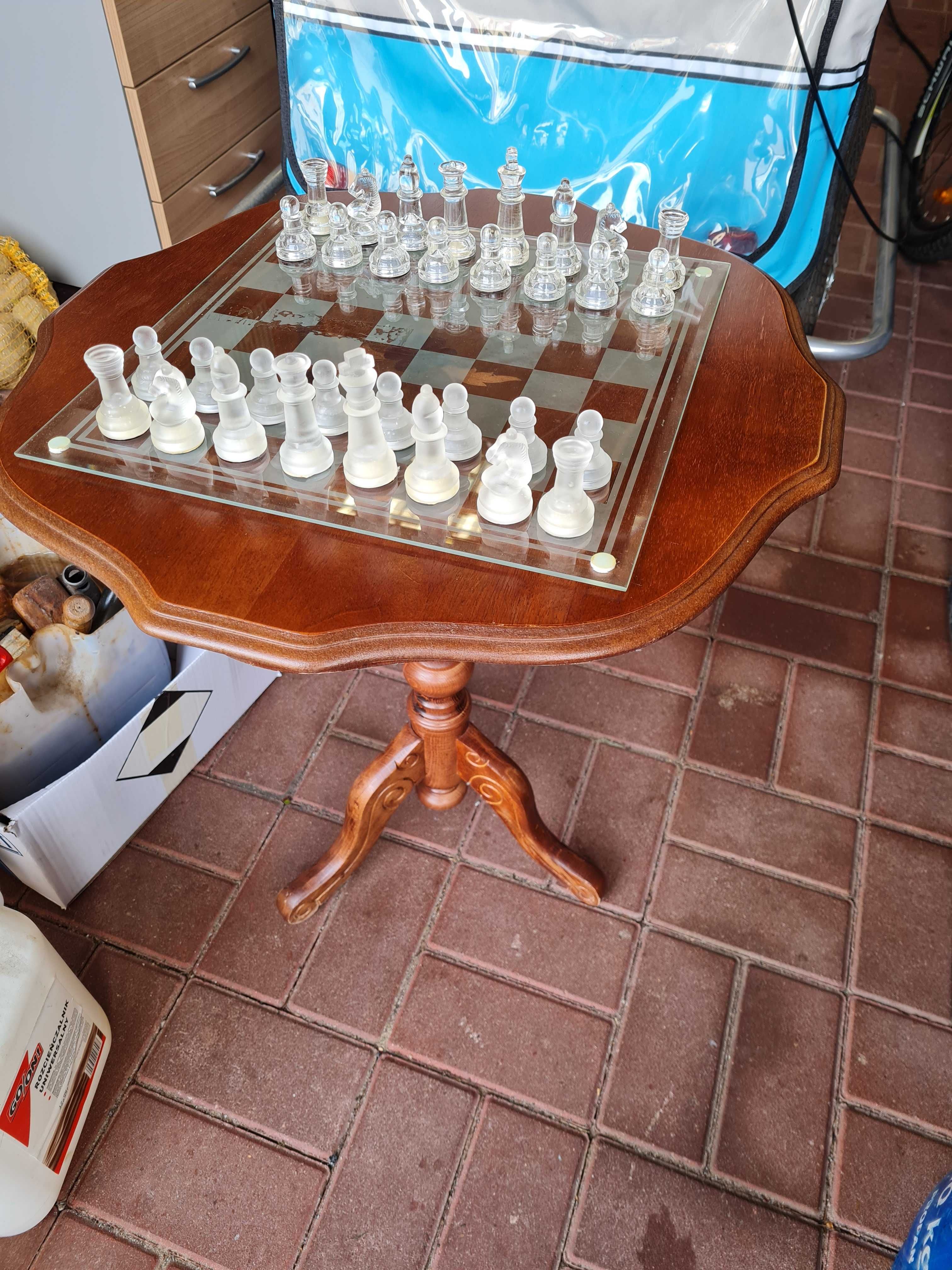 Szklane szachy na bardzo eleganckim stoliku
