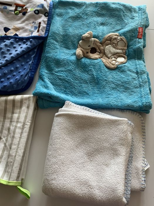 Zestaw kocyków mata nieprzemakalna dla chłopca niebieskie minky