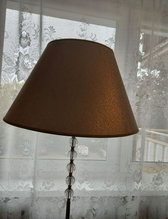 Duża lampa stojąca