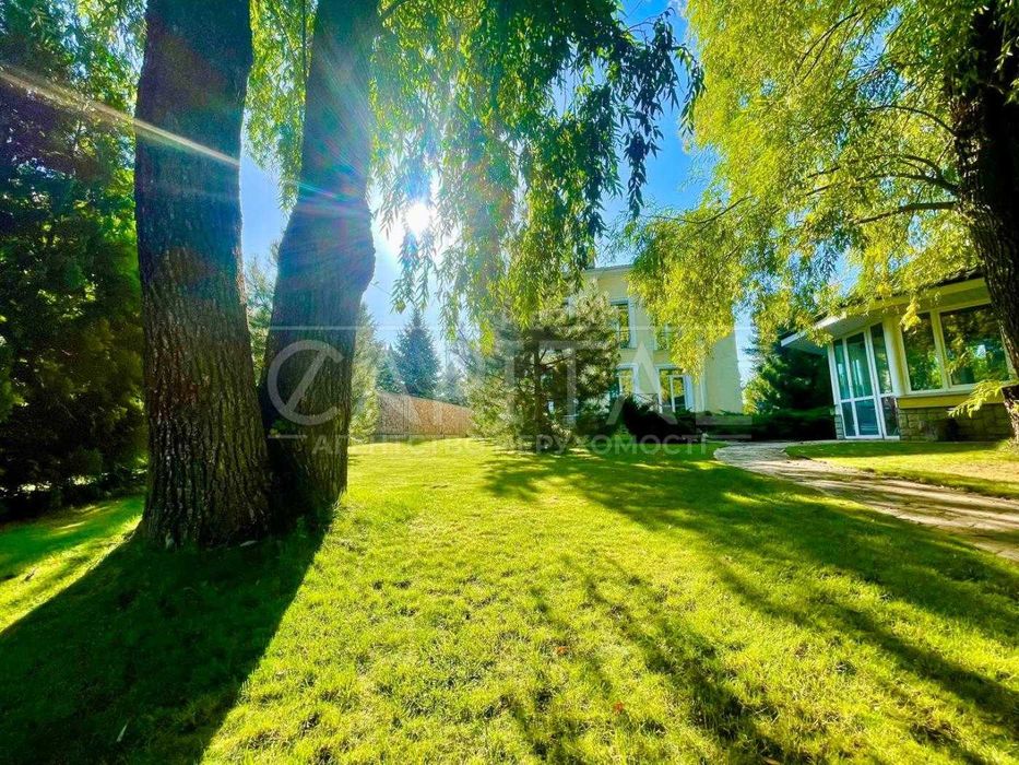 ВЕЛИЧНА РЕЗИДЕНЦІЯ біля води 420м2 — розкіш і приватність у Плютах