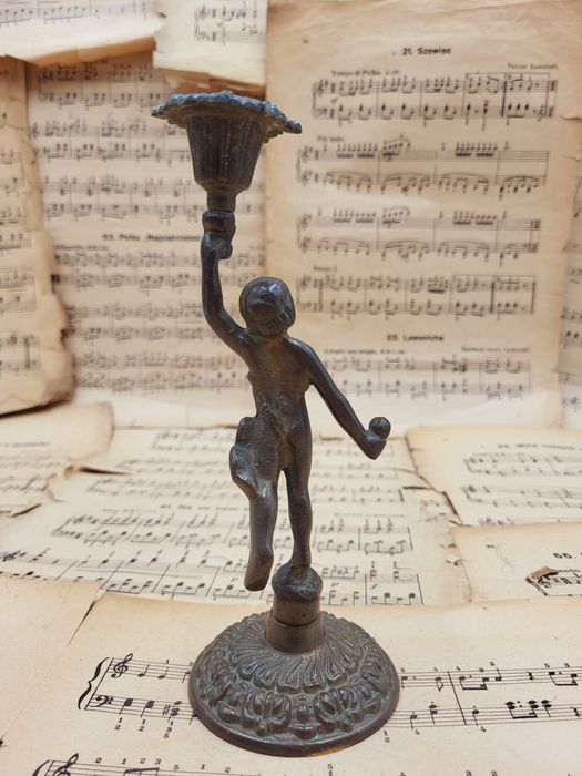 Świecznik z amorem wykonany z brązu