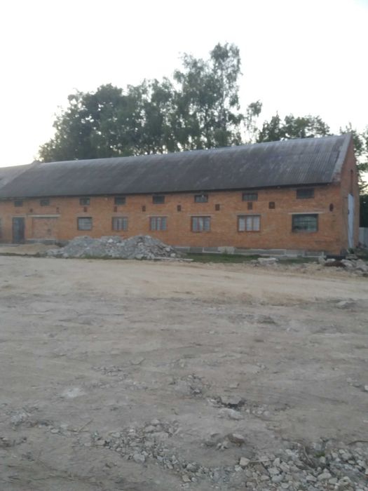 приміщення складу сільсько-господарських запчастин.