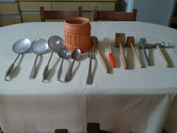 Conjunto de utensílios de cozinha com mais de 80 anos impecável