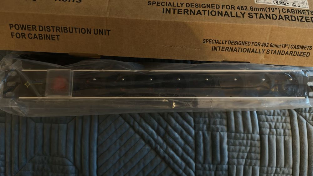 Listwa zasilająca PULSAR RALZ RACK 19'' 8 gniazd wyłącznik