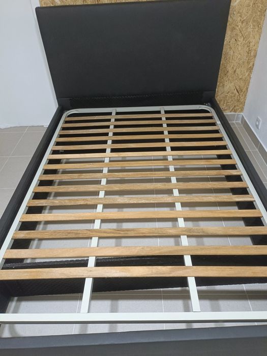 Cama Casal muito bem 140*190 não tenho colchão