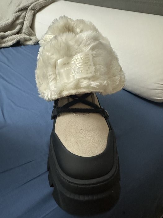 Botas completamente novas, todas forradas a pêlo, uma nuvem.
