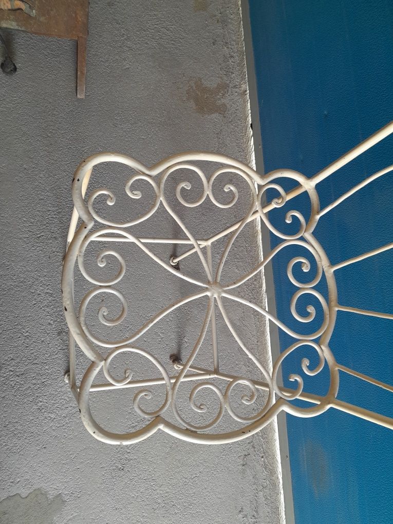 Cadeira de metal antiga