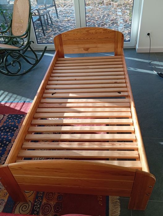 Drewniane łóżko, 200×90.
