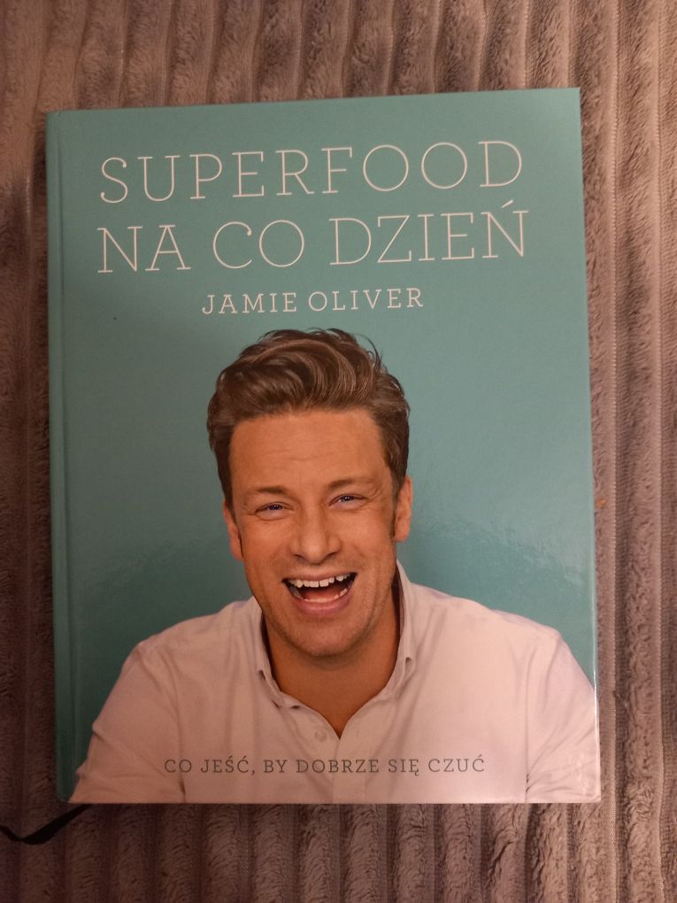 Książka kucharska Jemiego Olivera "Superfood na co dzień"