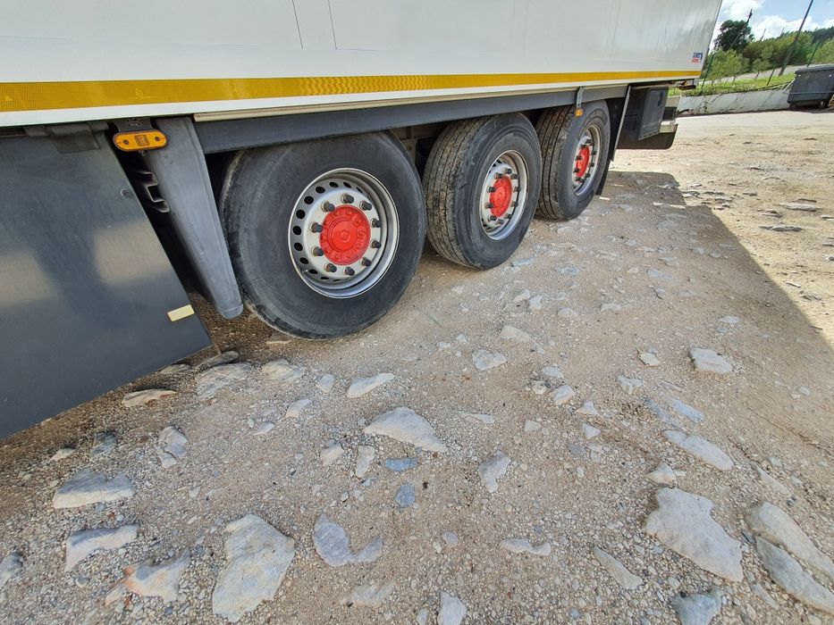 Camião Daf com reboque frigorífico.