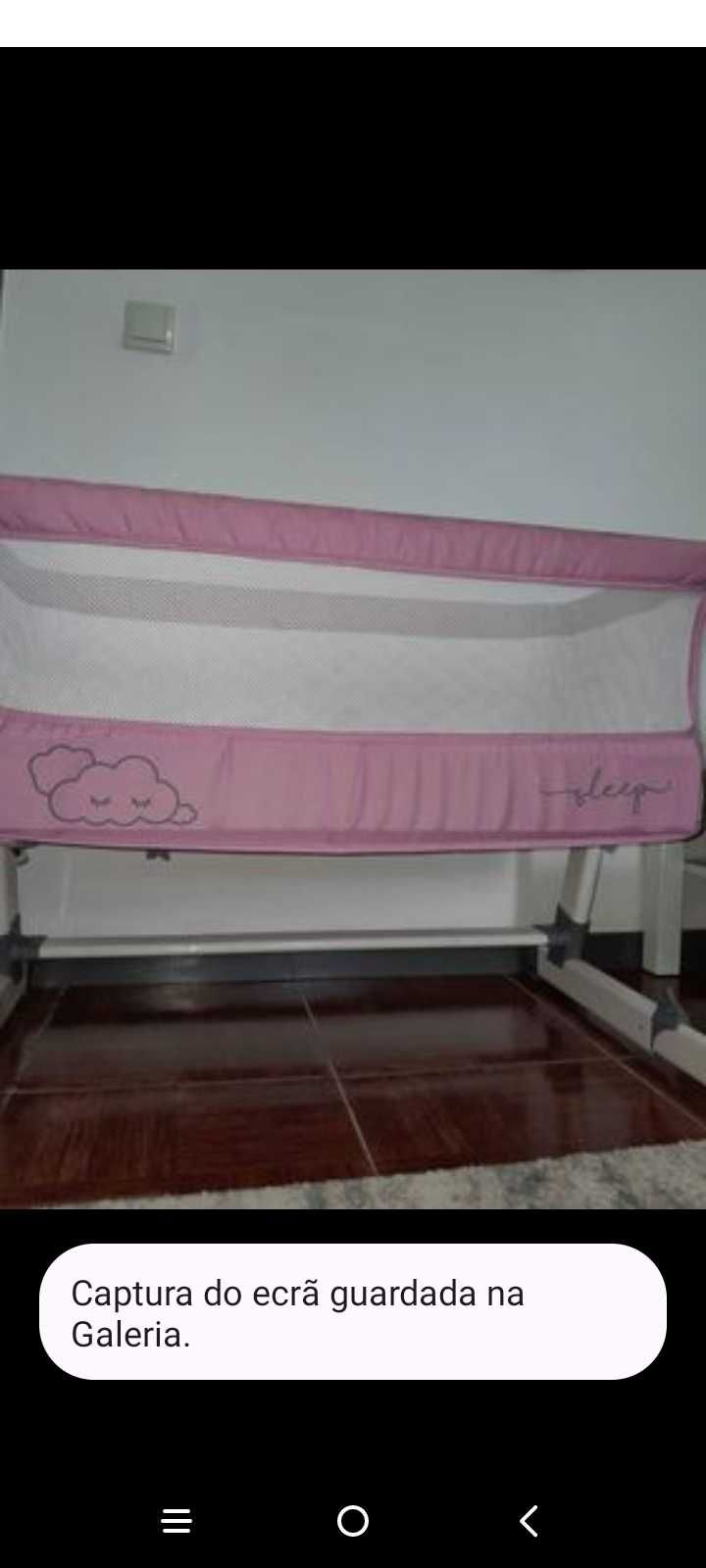 Cama de bebé cor rosa