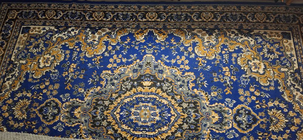 Продам килим в гарному стані