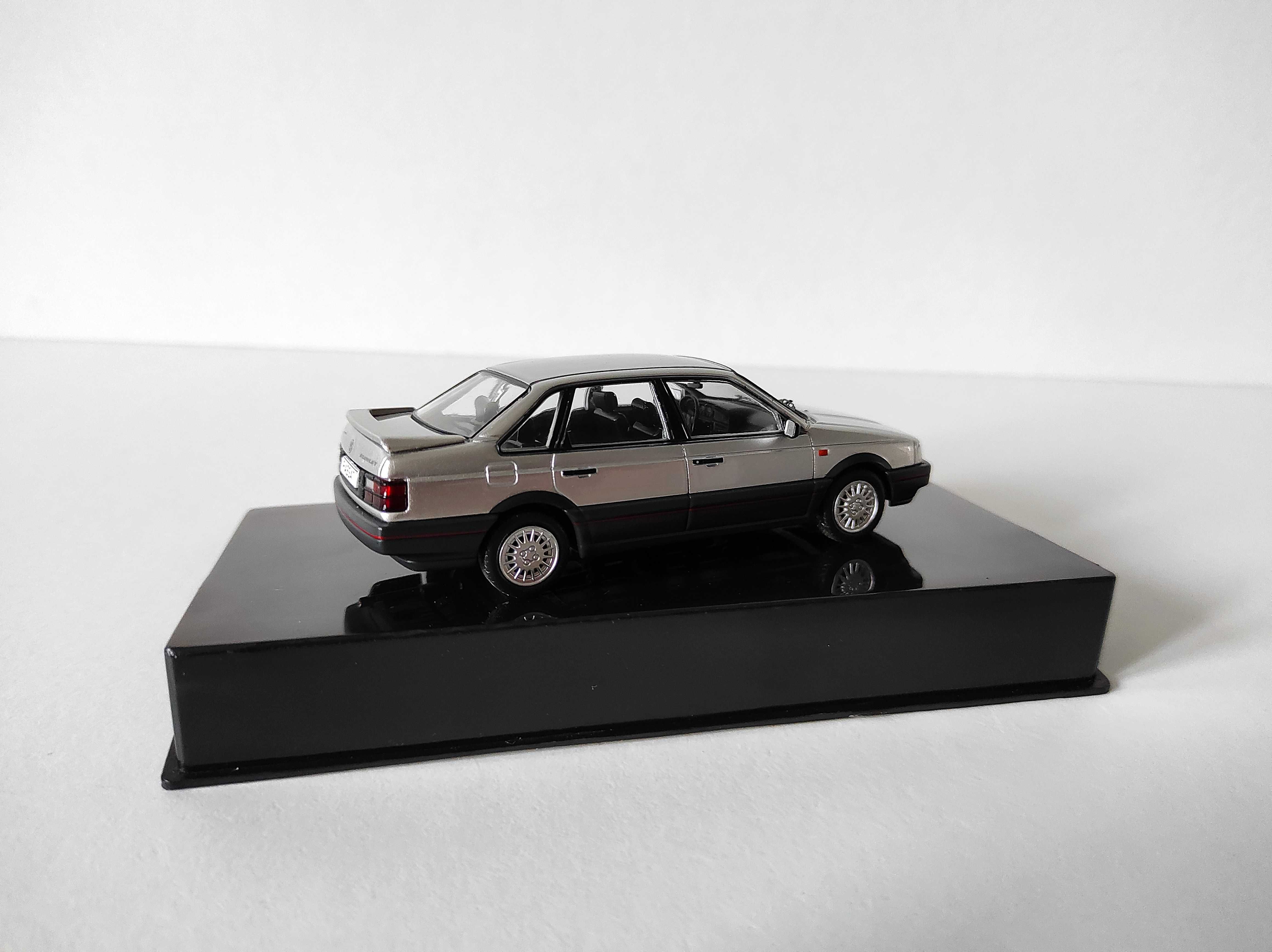 Volkswagen PASSAT GT B3 (1988r-1993) srebrny VW 1:43 IXO