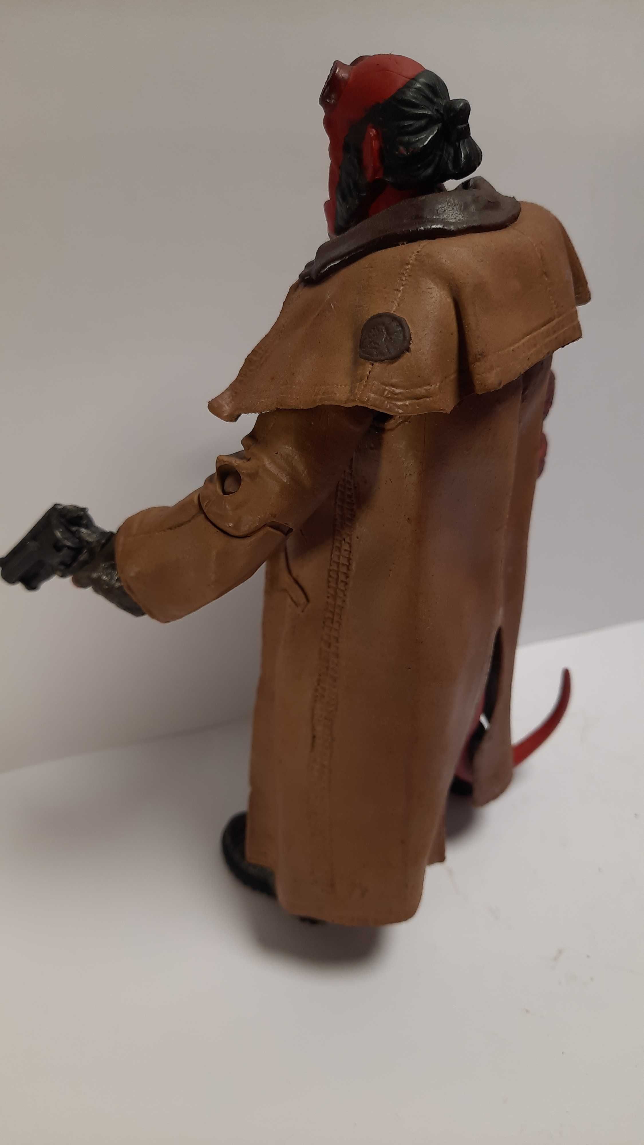 Figura articulada Hellboy da série Hellboy II da mezco