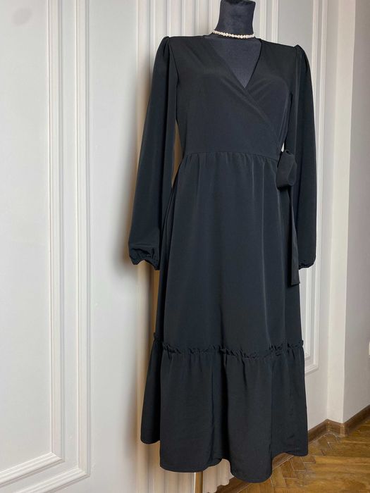 Sukienka długa midi czarna 38 M Monki kopertowa z falbanką klasyczna