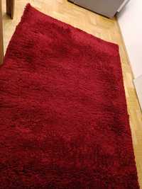 Czerwony dywan do salonu