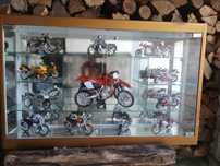 Vitrine em vidro com uma colação 12 MOTAS.