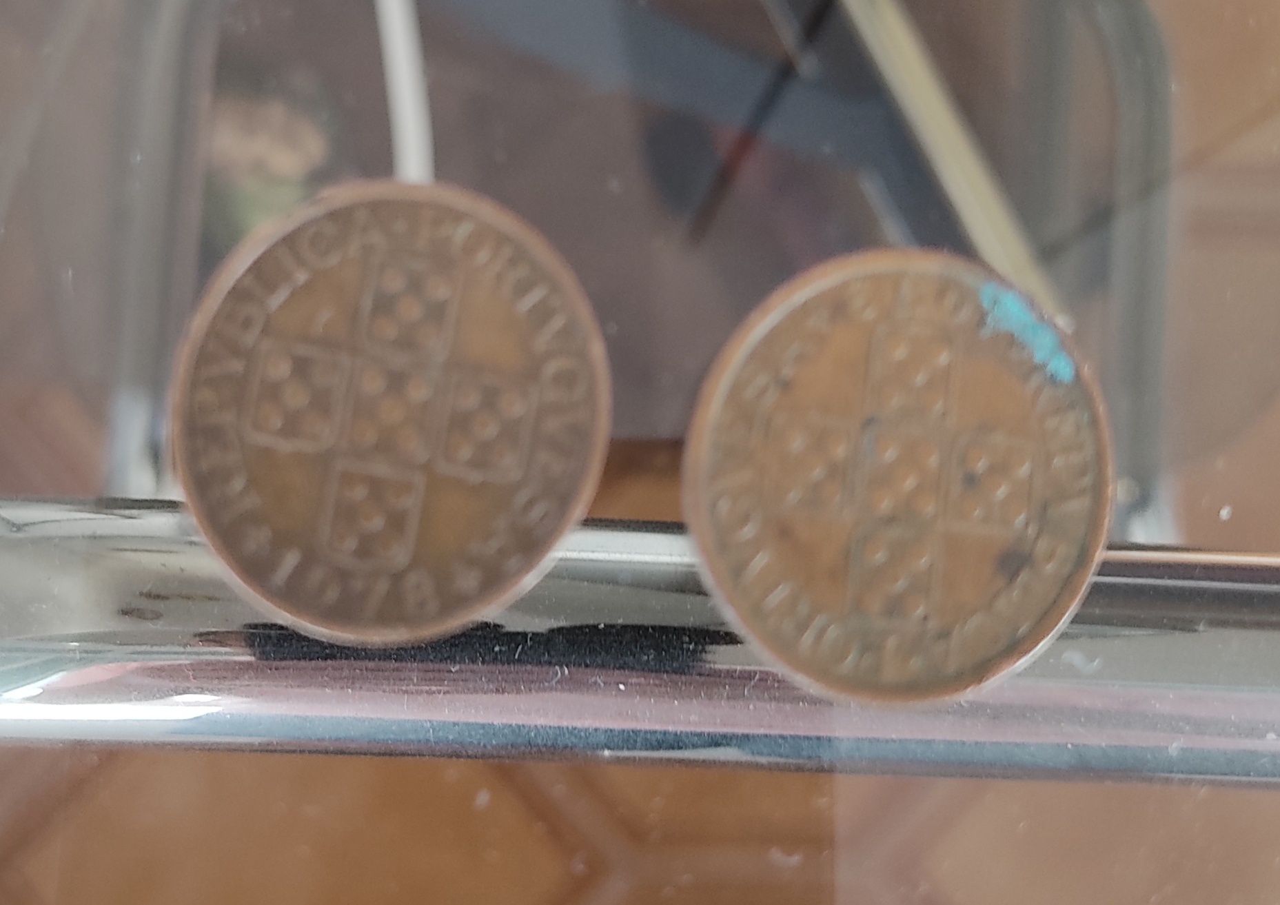 Vendo várias moedas de 50 centavos e 1 escudo
