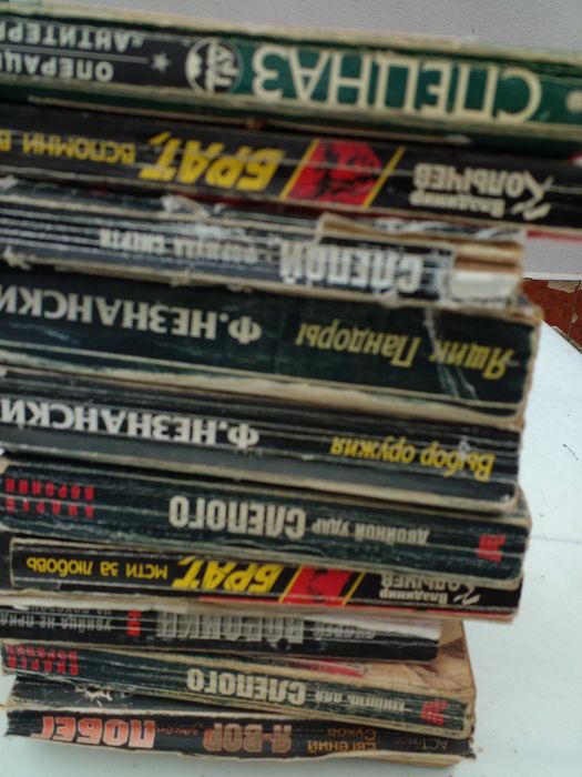 ниги  10штук в мякій обкладинці бв