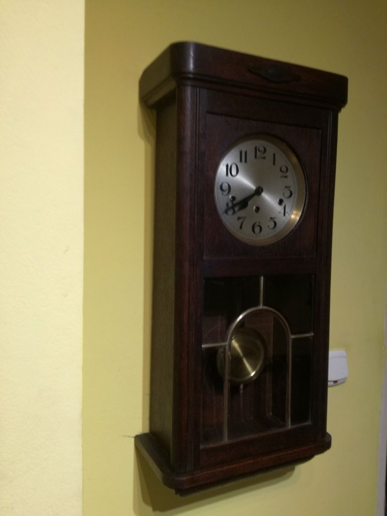 Stary zegar wiszący kwadransowy