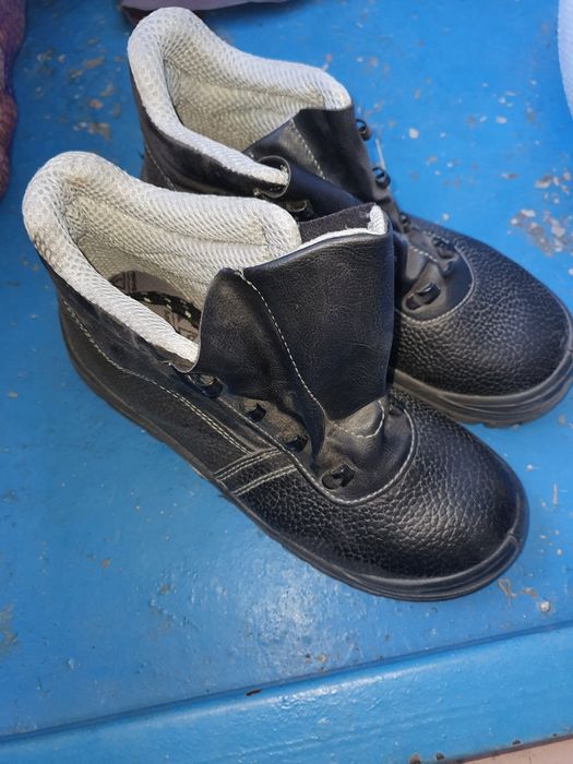 Робоче взуття safety shoes Cayman чорні з металевим носком захисні