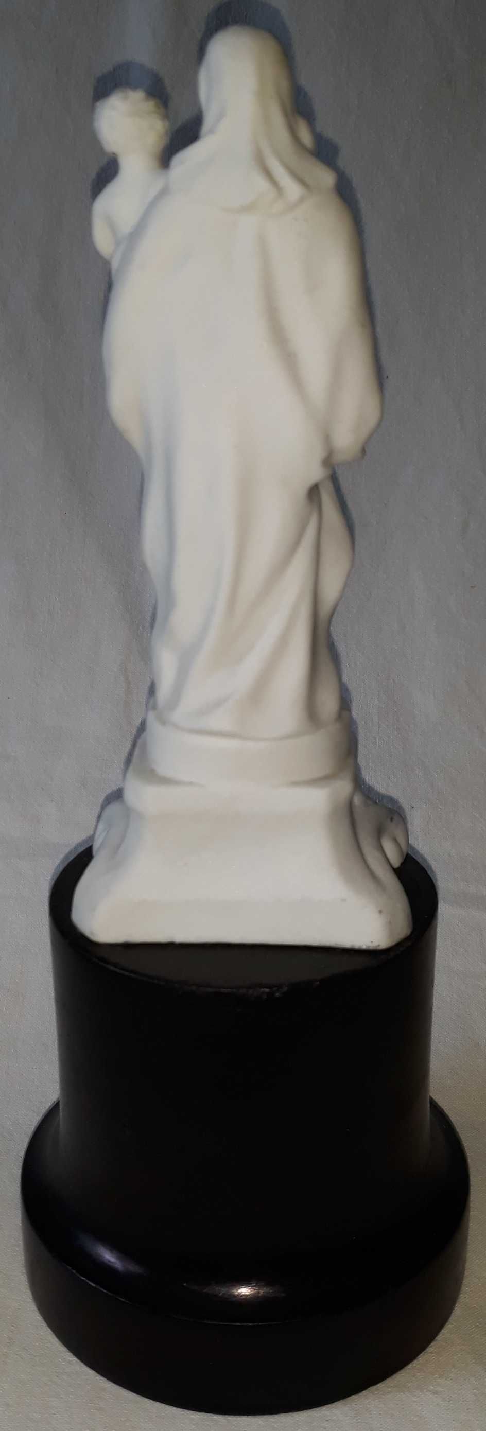 unikatowa porcelanowa figurka Madonna z Dzieciątkiem na postumencie