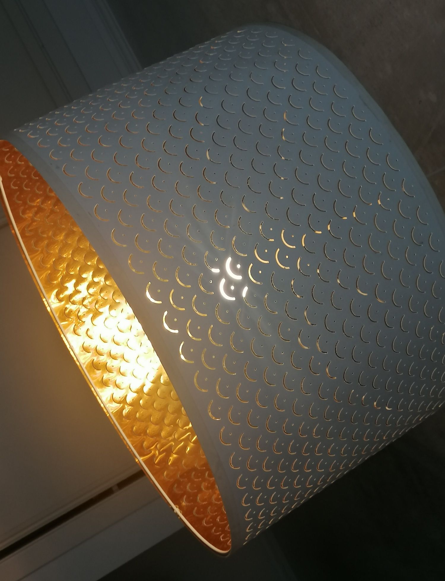 Candeeiro de teto 60cm IKEA NYMÖ
Cor branco
Interior dourado