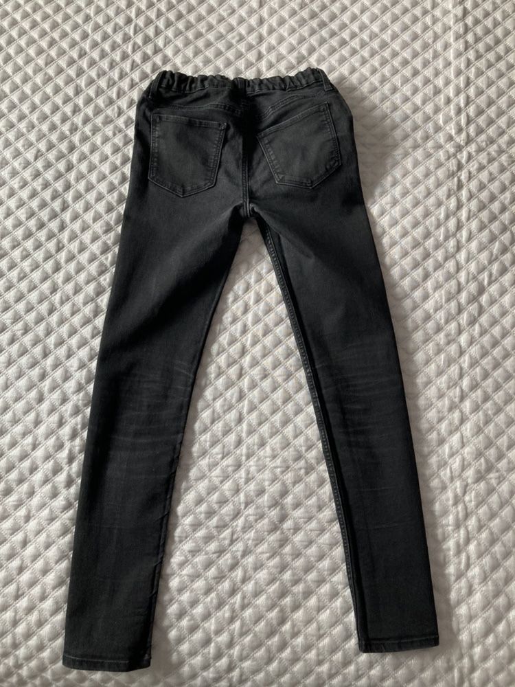 Czarne spodnie jeansy rurki H&M w rozmiarze 146