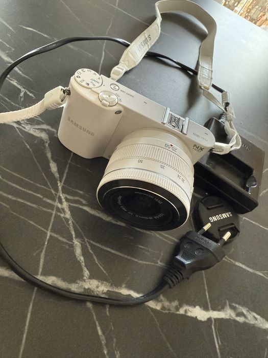 Samsung NX100 - Bezlusterkowiec