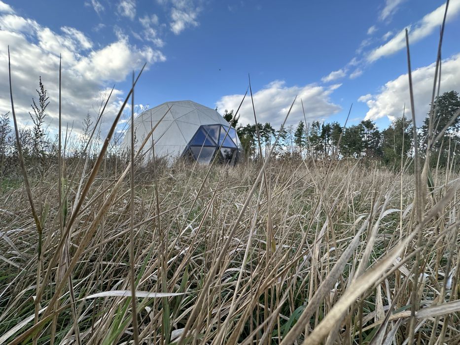 Готова локація для глемпінгу біля Києва -земля з будинками і потенціял