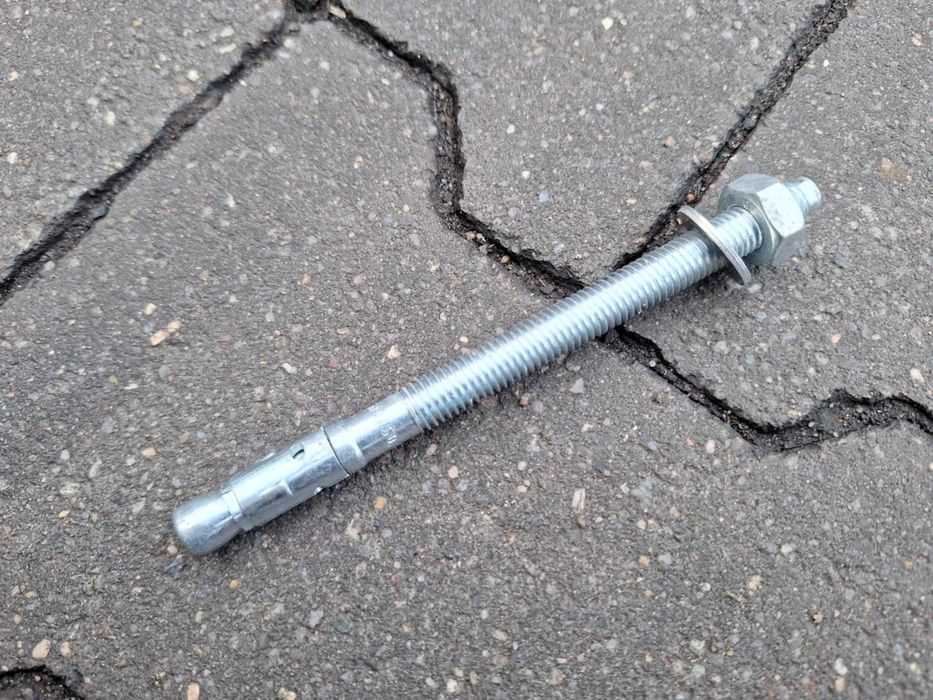 kotwy do betonu 10x135