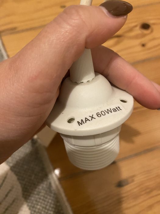 Cabos e suporte para colocação de candeeiro