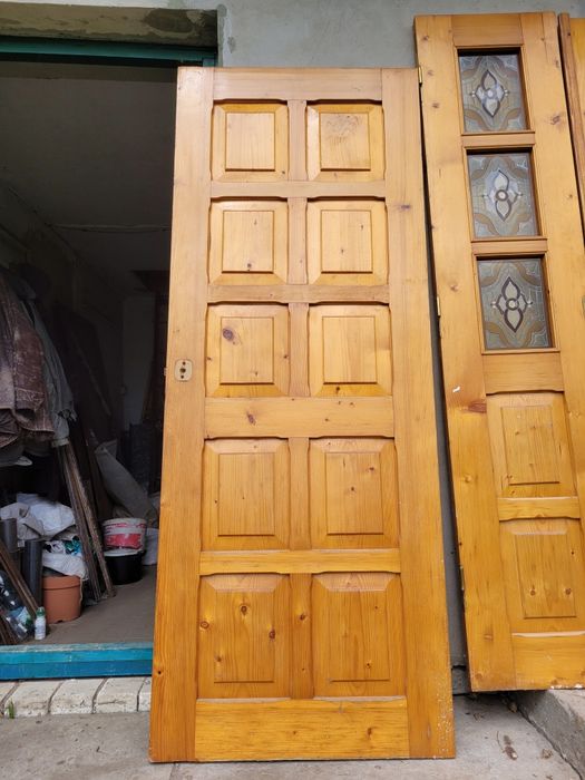 Двері міжкімнатні, дерев'яні, в кладовку, у вітальню без коробки